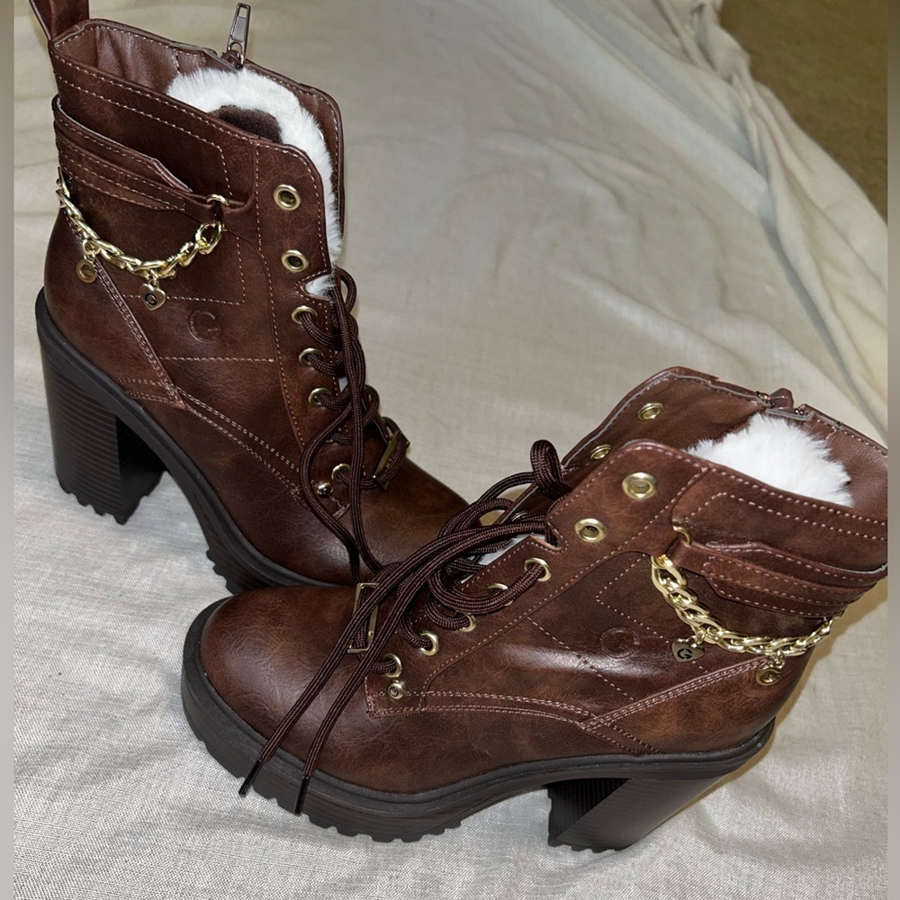 NWOT WOMANS GUESS BOOTIES - Picture 7 of 11
